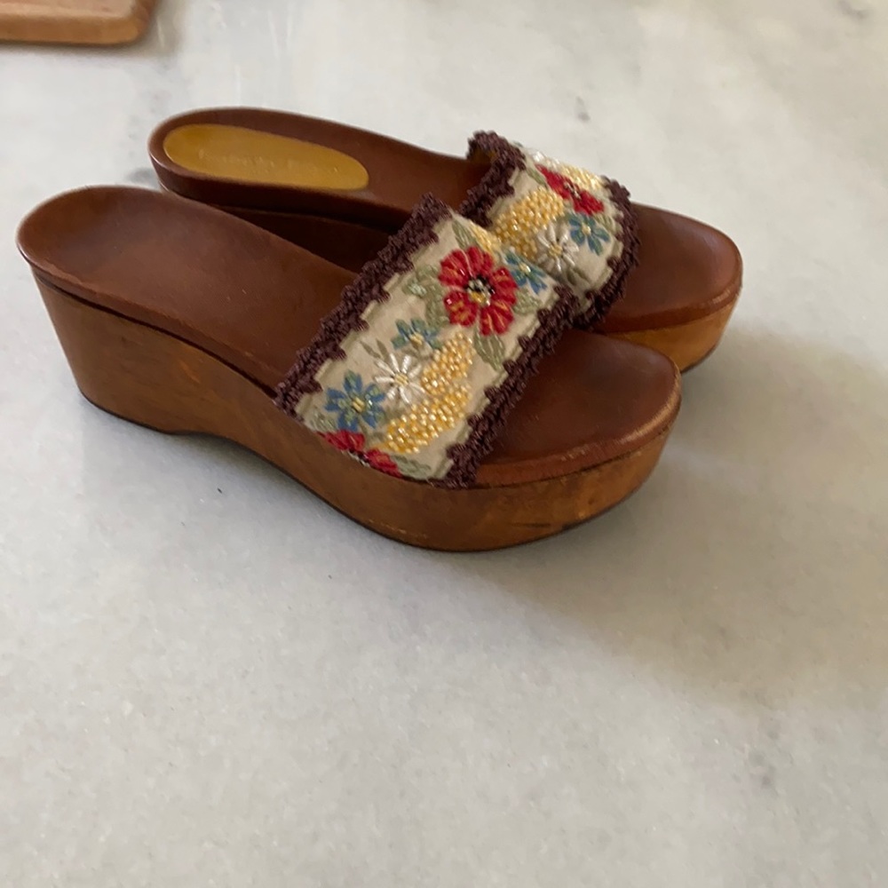 Isabella Fiore flowered sandals size 6